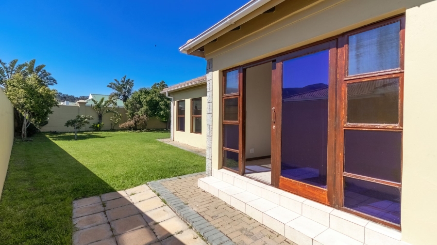3 Bedroom Property for Sale in Sandbaai Western Cape